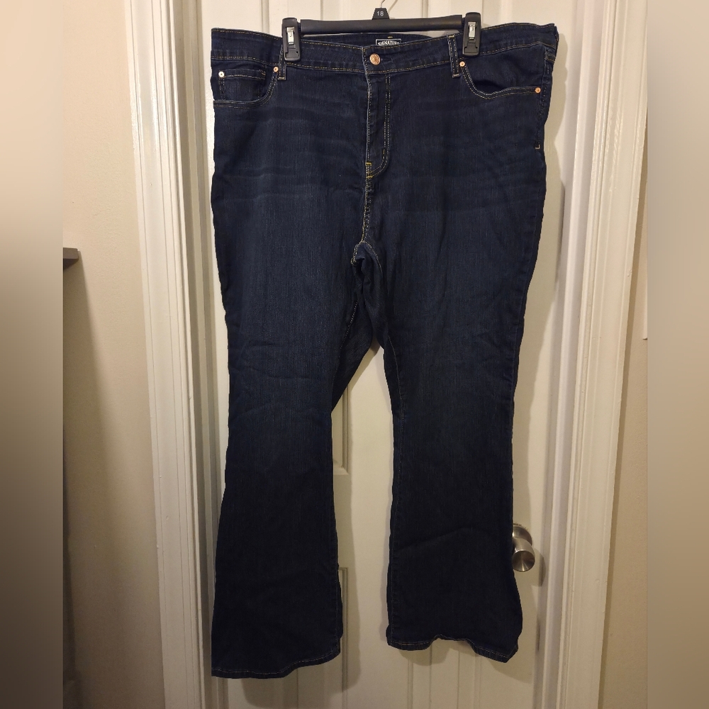 Levi's: Women's Signature Gold Mid Rise Bootcut Jeans.  Size 37x30(24s)